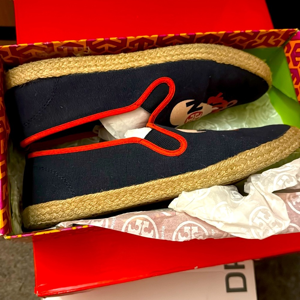 A Tory Burch shoe it's a very good dress up shoe size 10 in women's